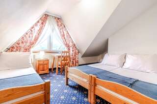 Отели типа «постель и завтрак» Dunajecki Dworek Бялы-Дунаец Трехместный номер-4