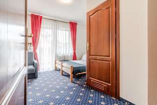 Отели типа «постель и завтрак» Dunajecki Dworek Бялы-Дунаец Трехместный номер-6