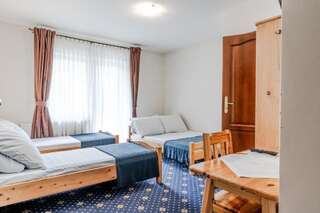 Отели типа «постель и завтрак» Dunajecki Dworek Бялы-Дунаец Четырехместный номер-6